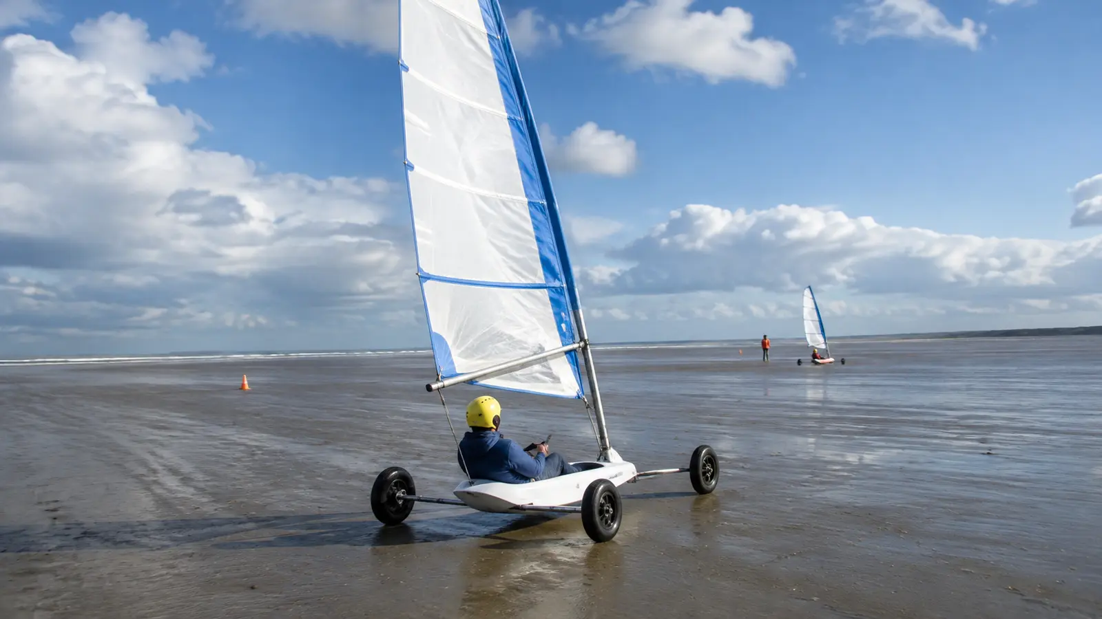 Voilier des sables : le guide pour débuter en char à voile